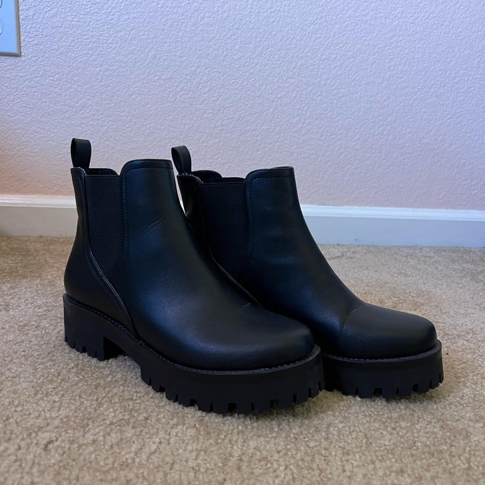 Black platform Chelsea boots